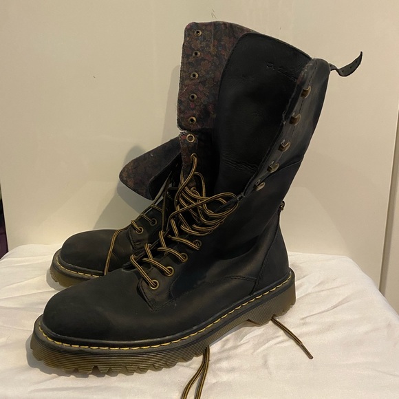 Dr. Marten high cut fold down boots with inner floral pattern. - Picture 3 of 3